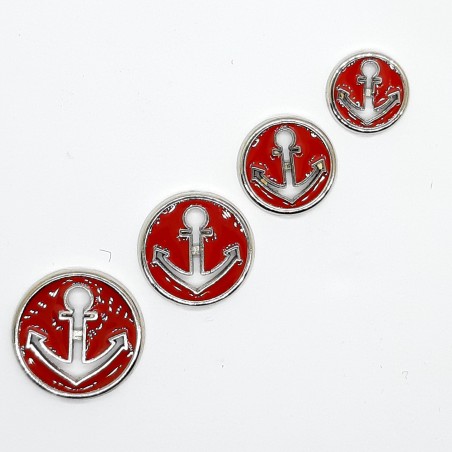 Botón marinero metálico con ancla decorativa de color rojo.