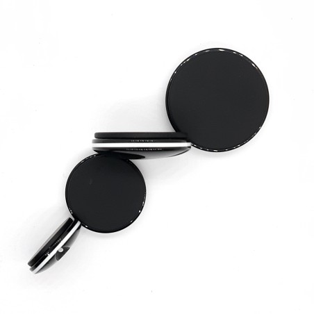 Botón negro de poliéster con filo blanco. 