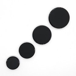 Botón negro de poliéster con filo blanco.  2