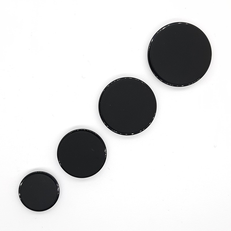 Botón negro de poliéster con filo blanco. 