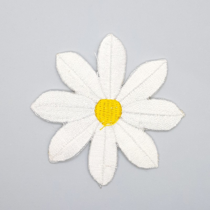 Margarita bordada termoadhesiva de 7 cms aplicación decorativa. 