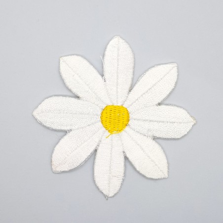 Margarita bordada termoadhesiva de 7 cms aplicación decorativa. 