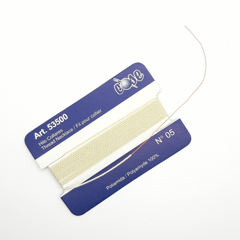 Hilo con alambre para enfilar collares de 1,90 metros de color crudo.