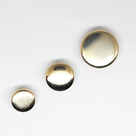Botón dorado liso y plano
