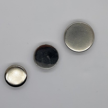 Botón liso y plano plateado