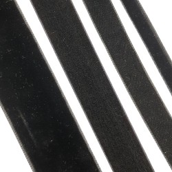 Cinta de terciopelo decorativa de color negro.