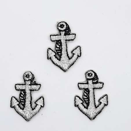 Aplicación parche marinero de ancla plateada bordada metalizada termoadhesiva. 