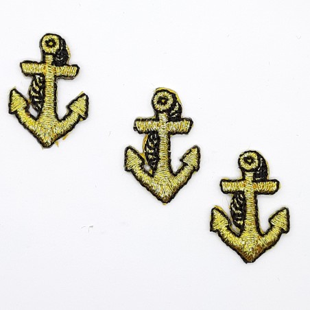 Aplicación parche marinero de ancla dorada bordada metalizada termoadhesiva. 