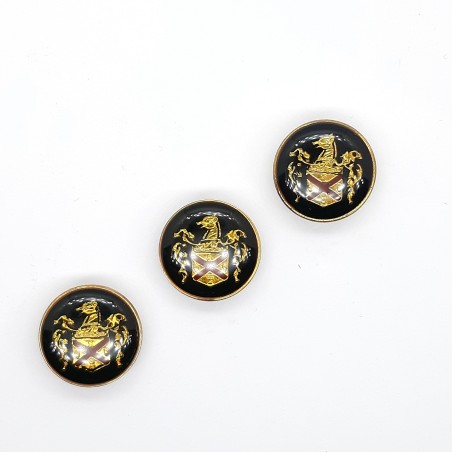 Botón metálico con escudo decorativo de 2 cms.