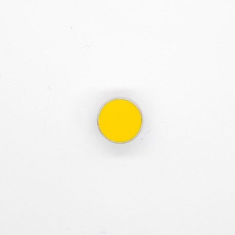 Botón esmaltado filo plateado con pie de color amarillo