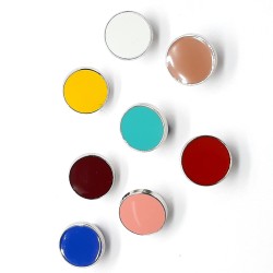 Botón esmaltado filo plateado con pie de colores