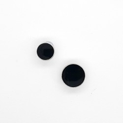 Botón esmaltado negro y filo metalizado con pie