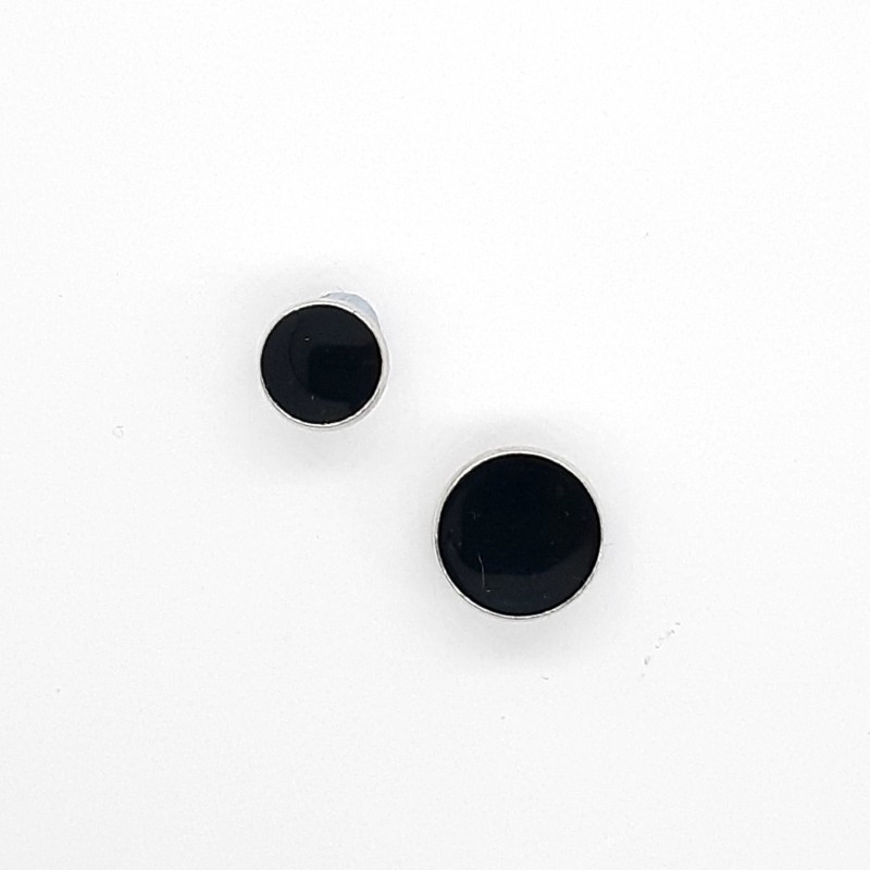 Botón esmaltado negro filo plata con pie. Fabricación nacional.