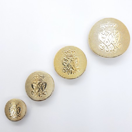 Botón clásico metálico dorado con escudo emblema decorativo.