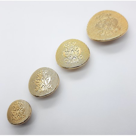 Botón clásico metálico dorado con escudo emblema decorativo.