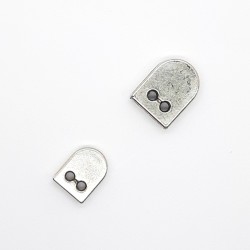 Terminal para cinta metalizado de color plata.  2