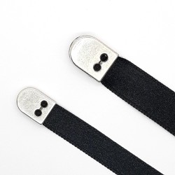 Terminal para cinta metalizado de color plata. 