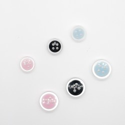 Botón clásico nacarado 4 agujeros celeste, negro y rosa