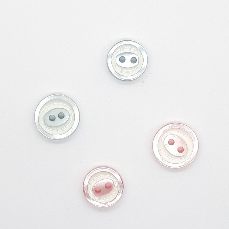 Botón nacarado 2 agujeros sencillo para prendas infantiles