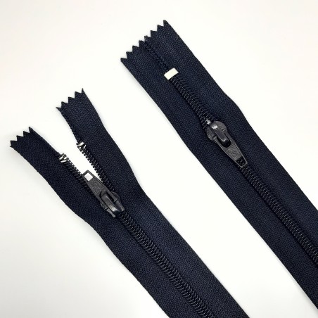 Cremallera azul marino doble cursor cerrada de 66 cms para monos de trabajo.