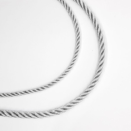 Cordón metalizado trenzado plateado.