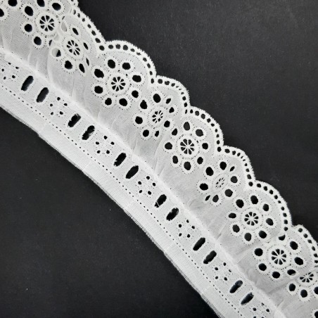 Tira bordada fruncida con pasacinta blanca de 5 cms