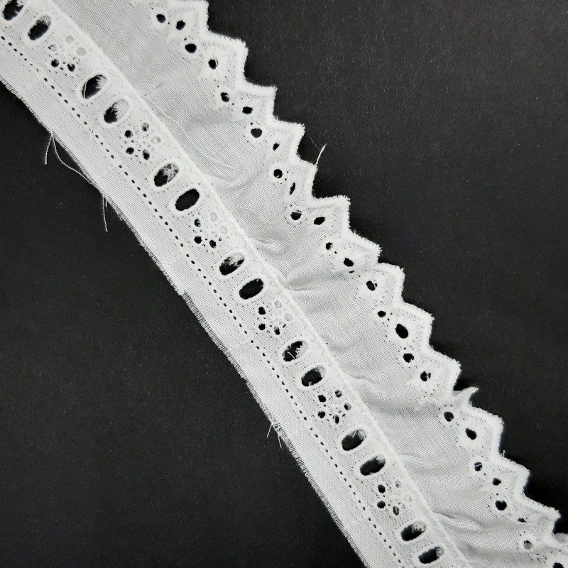 Tira bordada fruncida con pasacinta blanca de 4 cms 