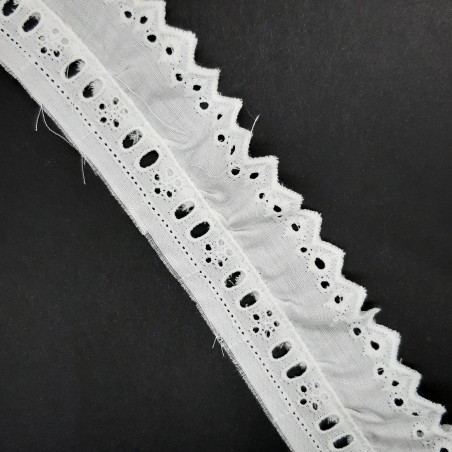 Tira bordada fruncida con pasacinta blanca de 4 cms 