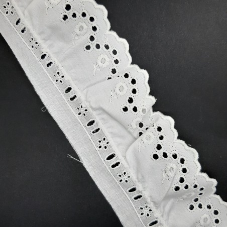 Tira bordada fruncida con pasacinta blanca de 6 cms 