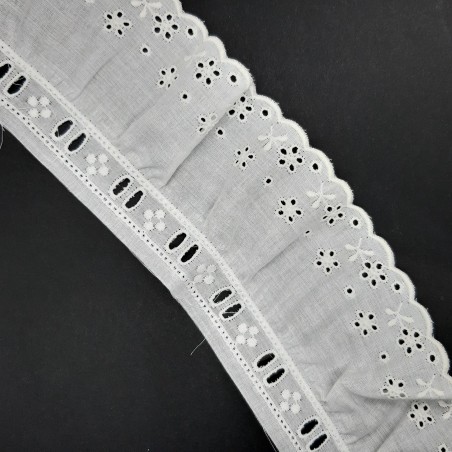 Tira bordada fruncida con pasacinta blanca de 6,5 cms 