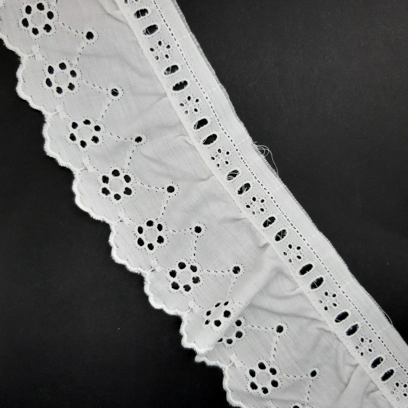 Tira bordada fruncida con pasacinta blanca de 7 cms 
