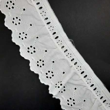 Tira bordada fruncida con pasacinta blanca de 7 cms 