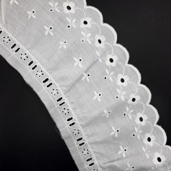 Tira bordada fruncida con pasacinta blanca de 10 cms 
