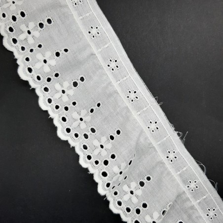 Tira bordada fruncida con entredos blanca de 7 cms 