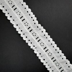Entredos tira bordada fruncida con pasacintas blanca de 5 cms 