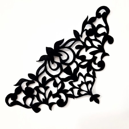 Aplicación termoadhesiva de terciopelo negro calado