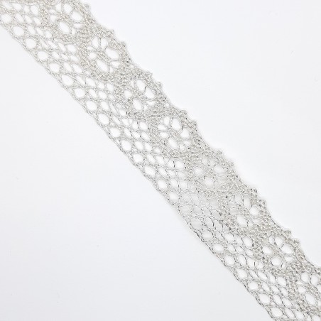 Encaje bolillo plateado metalizado 22 mm. Adorno elegante y distinguido para embellecer tus prendas y complementos. 