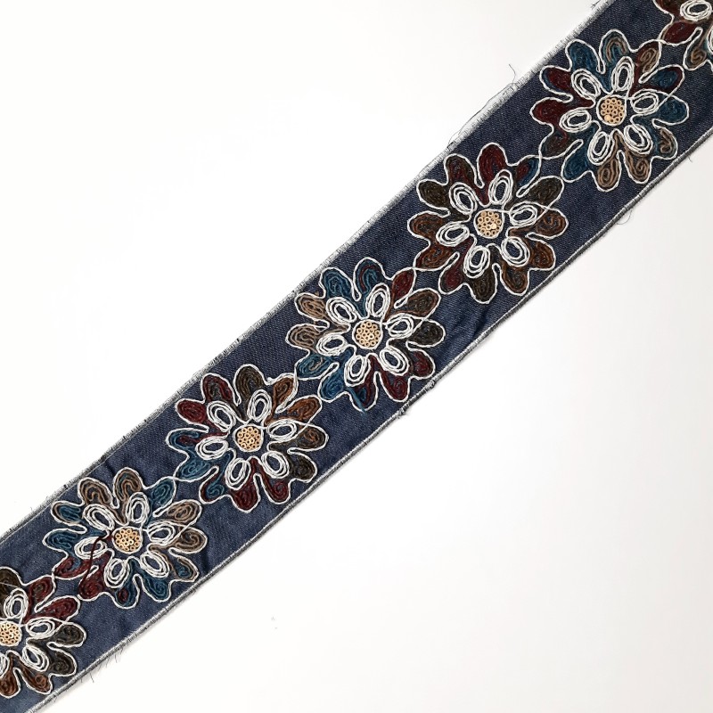 Galón pasamanería vaquero de 8 cms con flores bordadas decorativas