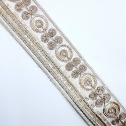 Galón bordado marfil metalizado de 5 cms. Pasamanería decorativa ideal para adornar prendas y complementos. 