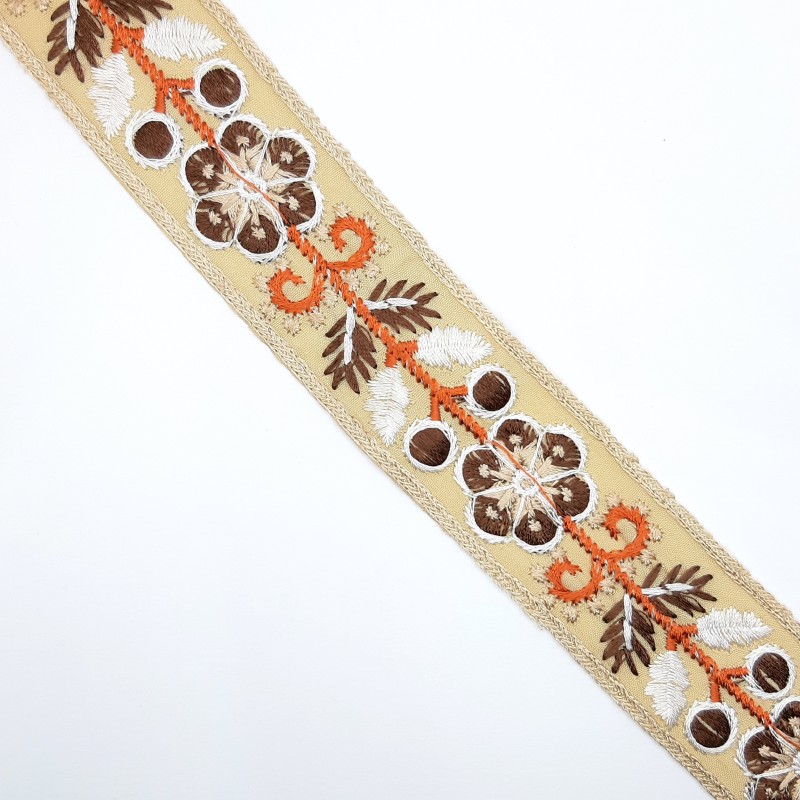 Galón tapacosturas cubrecosturas camel con flores bordadas 3,5 cms