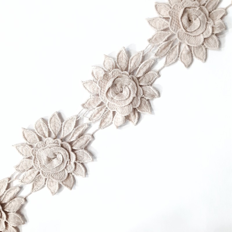 Tira encaje guipur color nude de 9 cms con flores decorativas