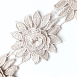 Tira encaje guipur color nude de 9 cms con flores decorativas