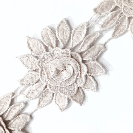 Tira encaje guipur color nude de 9 cms con flores decorativas