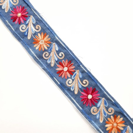 Galón flores multicolor bordadas en tejido vaquero.