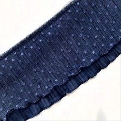 Volante plisado azul marino con tul y con topos decorativos de 13 cms. Ideal para remates y dar volumen en prendas y complemento