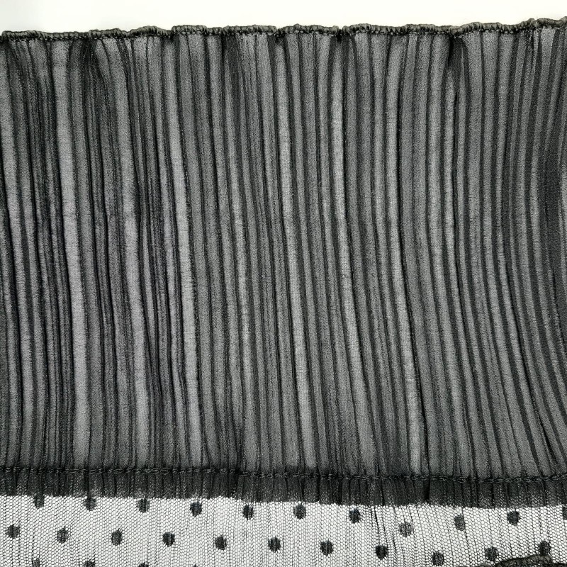 Volante plisado negro con tul y con topos decorativos de 13 cms. Ideal para remates y dar volumen en prendas y complementos