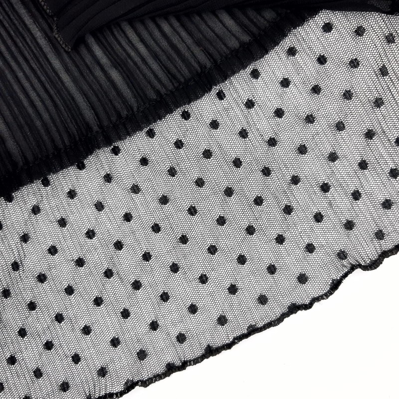 Volante plisado azul marino con tul y con topos decorativos de 13 cms. Ideal para remates y dar volumen en prendas y complemento