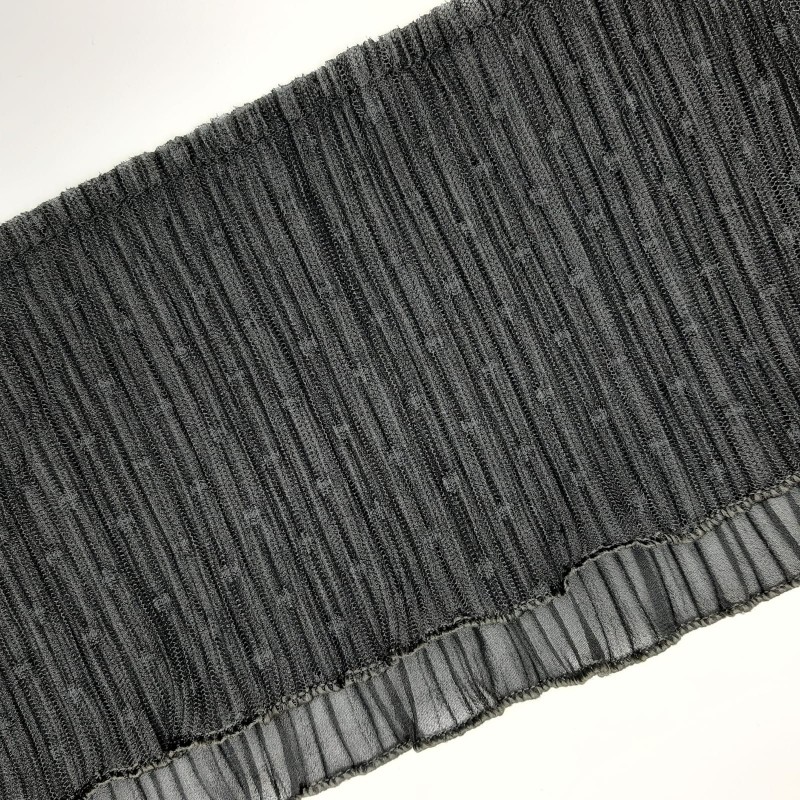 Volante plisado negro con tul y con topos decorativos de 13 cms. Ideal para remates y dar volumen en prendas y complementos