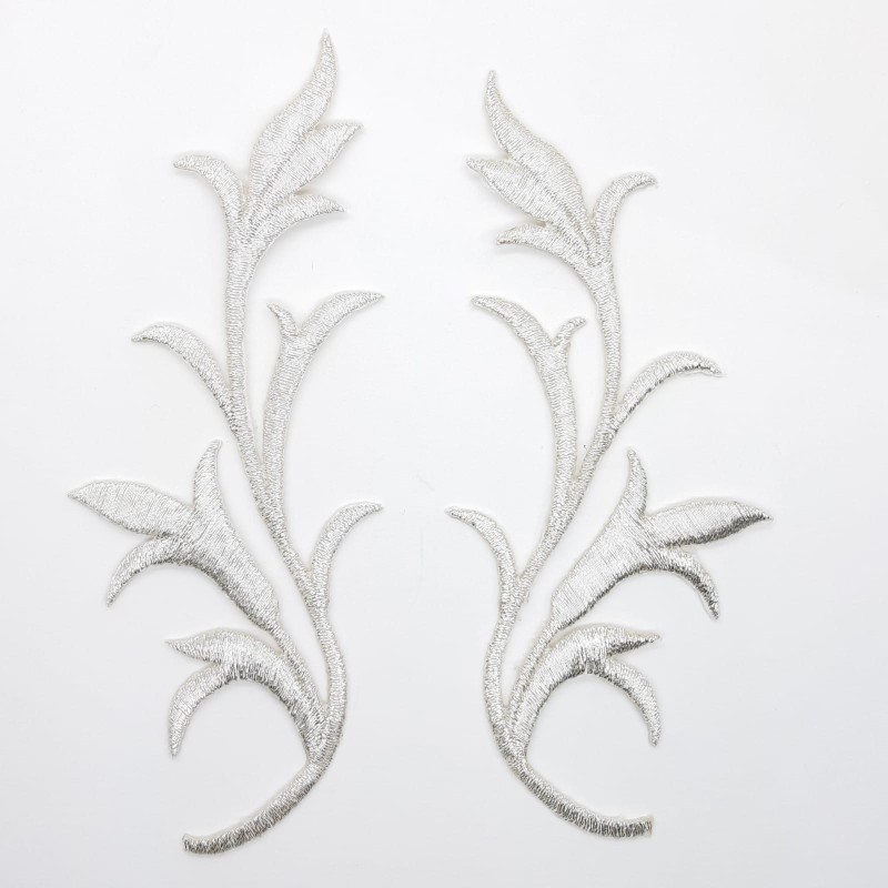Aplicación bordada metalizada plateada dos piezas