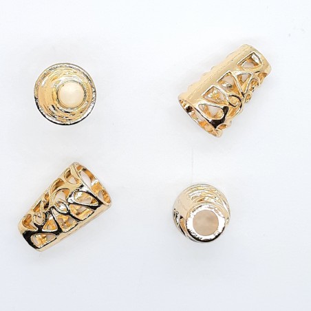 Terminal metálico calado de color oro claro.